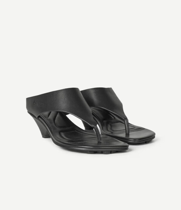 Samsoe Samsoe Sadagmar Wedge Sandal in Black